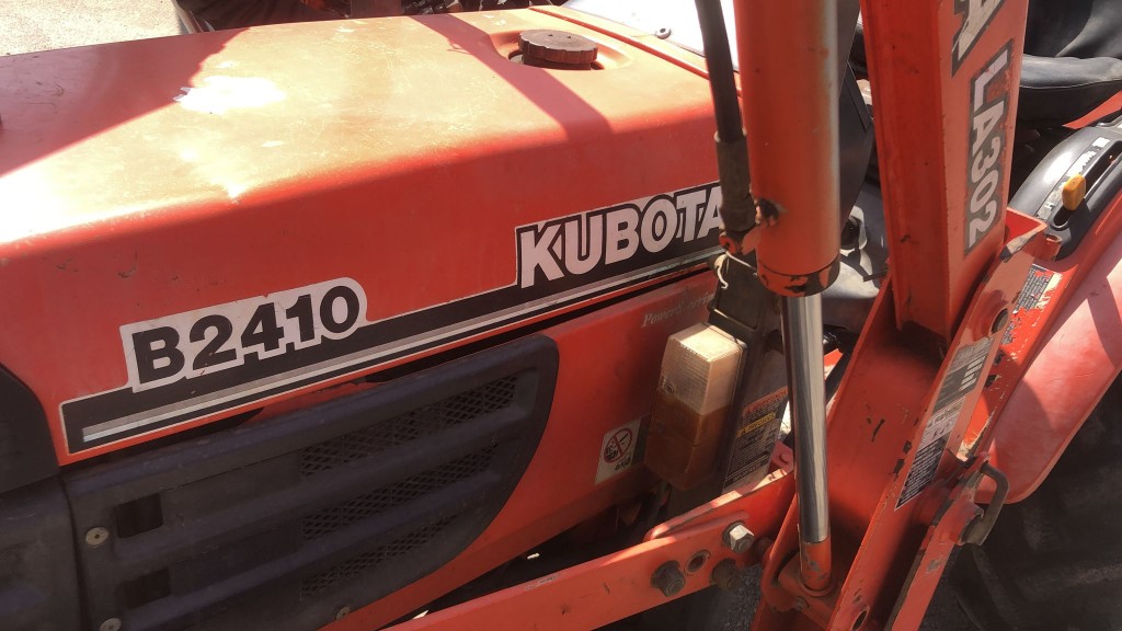 Tractor KUBOTA B2410 con pala KUBOTA LA302 - Maquinaria agrícola ...