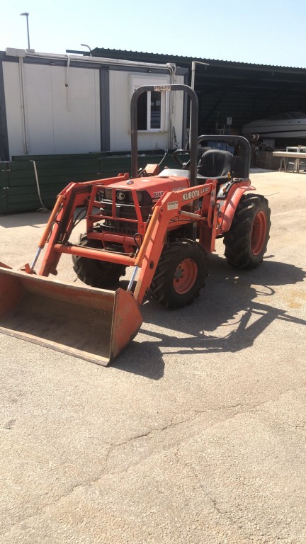 Tractor KUBOTA B2410 con pala KUBOTA LA302 - Maquinaria agrícola ...