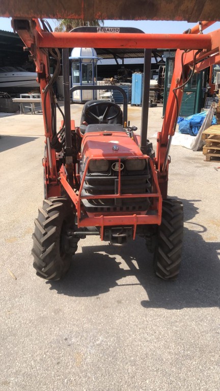 Tractor KUBOTA B2410 con pala KUBOTA LA302 - Maquinaria agrícola ...