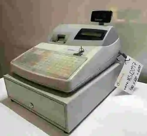 7. CAJA REGISTRADORA SHARP XE-A212 CON CAJÓN PARA MONEDAS Y BILLETES