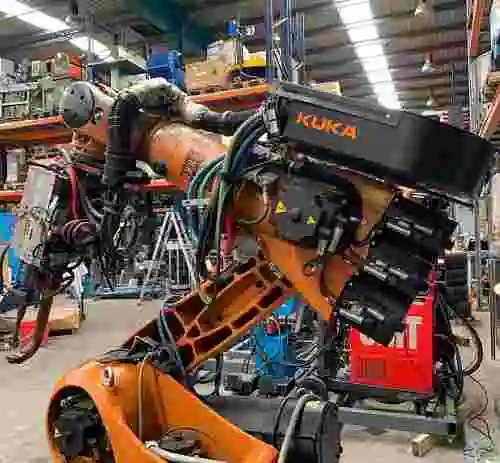 8. Robot Kuka para soldadura por puntos