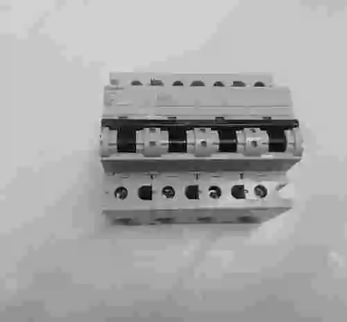 4. SIEMENS INTERRUPTOR 5SP4491-7