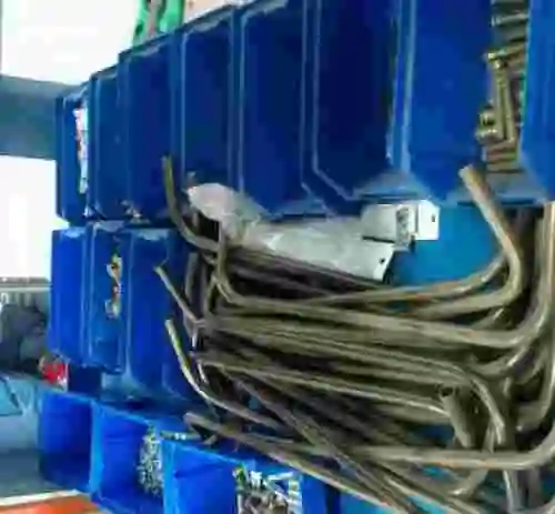 5. Carro portaherramientas con diversa tornillería para madera