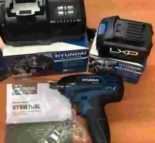 3. LOTE HYUNDAI Pistola Impacto HYBW1690 + Batería HYB18-4 18V 4Ah + Cargador HYCH18-25 18V 2.5Ah