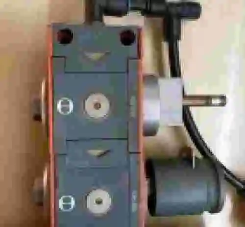 2. Regulador de filtro neumático METAL WORK con dos válvulas
