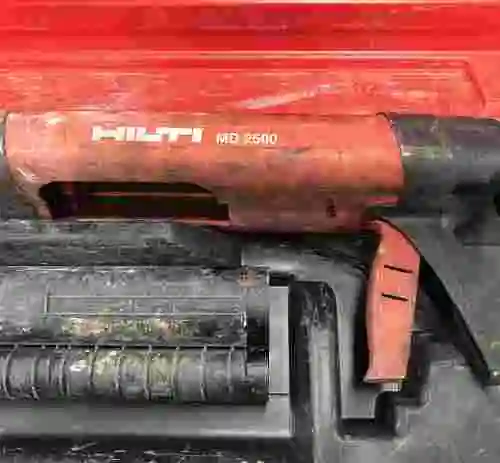 12. CARGADORA DE TORNILLOS HILTI + PISTOLAS APLICADORAS DE RESINAS