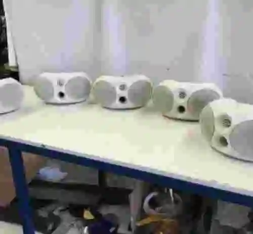 2. Cinco altavoces Artsound. Para colgar sobre pared.
