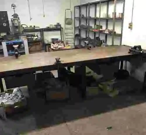 1. Mesa de trabajo de 3400x1100 madera forrada de chapa + 4 tornillo