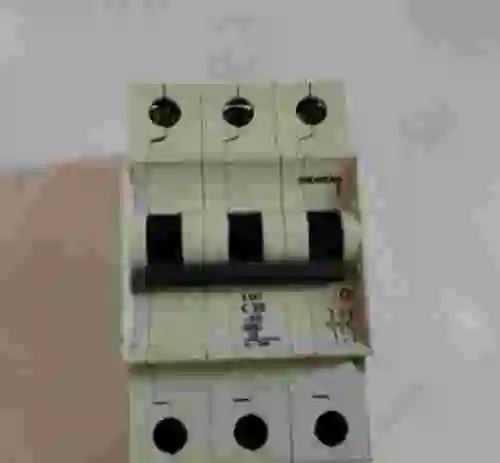 1. Lote de 2 interruptores de circuito SIEMENS 5 SX1 C25