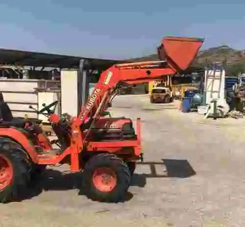 Tractor KUBOTA B2410 con pala KUBOTA LA302 - Maquinaria agrícola ...