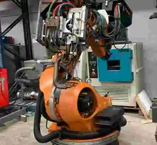 15. Robot Kuka para soldadura por puntos