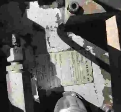 4. 5 Rollos de tela asfáltica armada  con terminacion granulada para exterior.