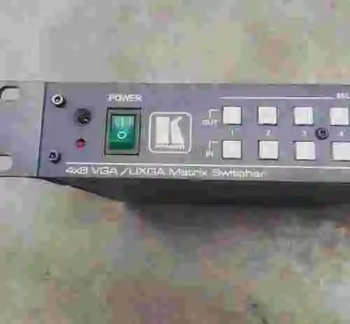 3. KRAMER VP-4X8 CONMUTADOR DE MATRIZ DE AUDIO Y VIDEO VGA