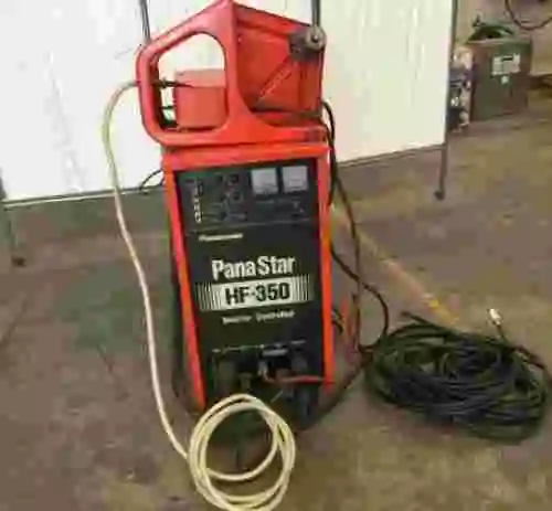 2. Equipo de soldadura con robot Pana Star HF-350 con control dé alimentación.