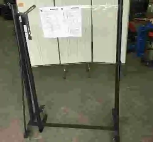 3. Soporte Universal movil para pizarra digital con brazo para proyector.