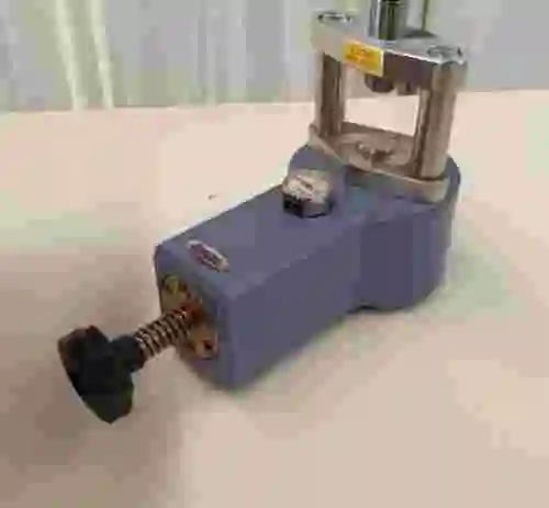 2. Pelletizadora de laboratorio GS01150 / Prensa hidráulica 2 tm