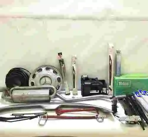 41. LOTE DE REPUESTOS ORIGINALES PARA AUTOMÓVILES