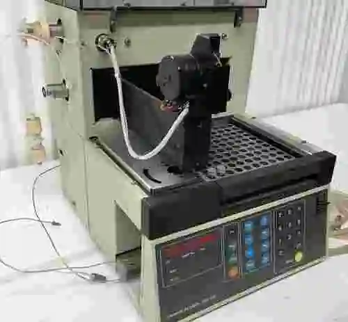 5. Cromotógrafo PerkinElmer ISS-100