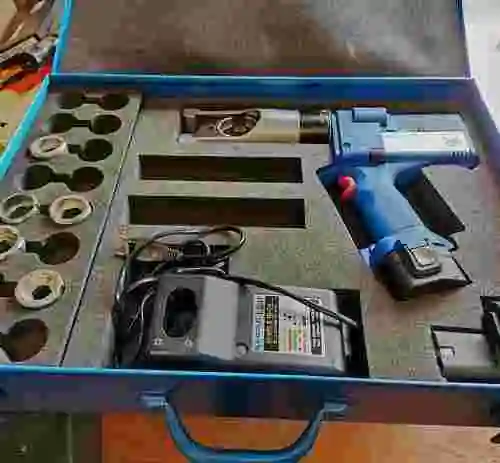 3. EQUIPO DE ENGATILLAR MANGUITOS ELECTRICOS KLAUKE EK120U-PLUS