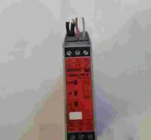 3. Relé de seguridad OMRON G9SB-200-B