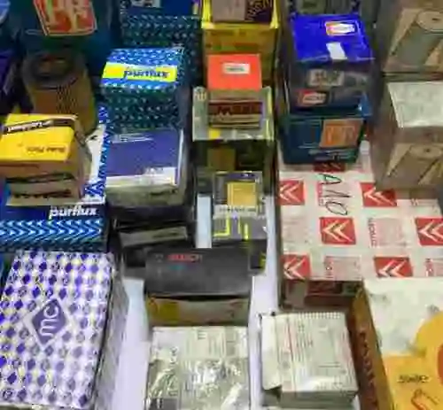 8. LOTE DE REPUESTOS ORIGINALES PARA AUTOMÓVILES