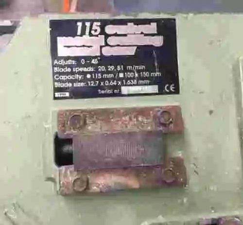 4. Sierra cinta MG 115  giratoria sobre banco de trabajo  con tornillo de fijación.