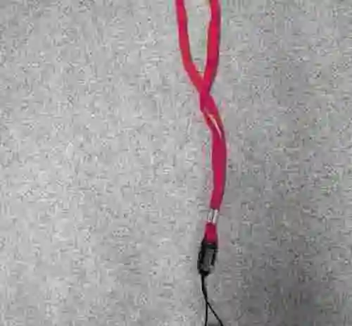 5. 500 UNIDADES BOLIGRAFOS CON CUERDA PARA COLGAR