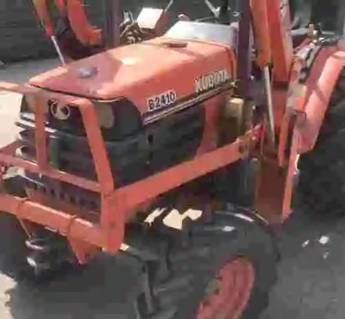 4. Tractor KUBOTA B2410 con pala KUBOTA LA302