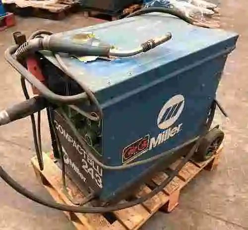 9. Equipo de soldadura MILLER COMPACTBLU 243