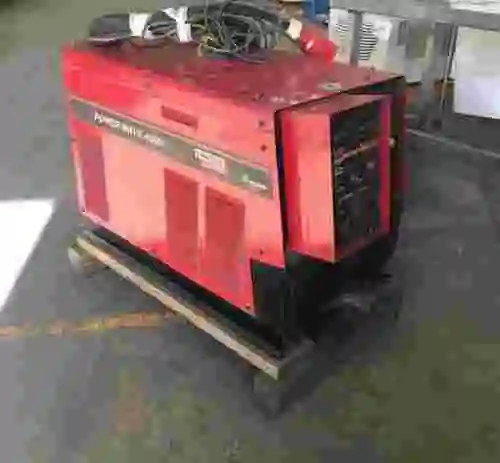 1. Grupo de soldadura Lincoln  Power Wave 455M para soldar con robot.