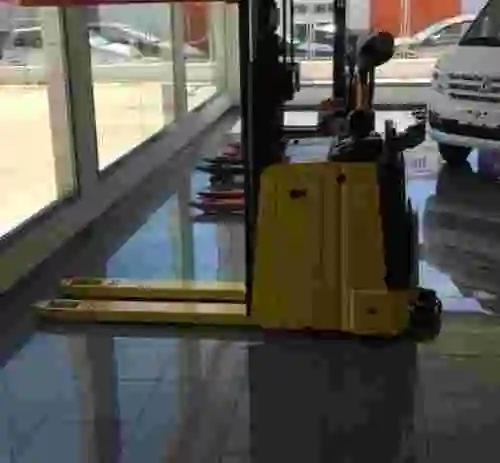 7. Apilador eléctrico con plataforma para operario Hyster