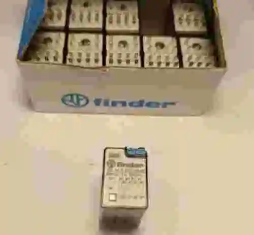 1. 10 x Relés FINDER 55.34.9.220.0040