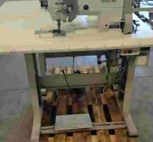 1. Lote de 2 máquinas de coser BROTHER F20 LT2-B875-905