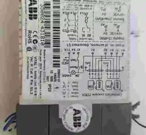 3. Relé de seguridad ABB VITAL 1 2TLA020052R1000