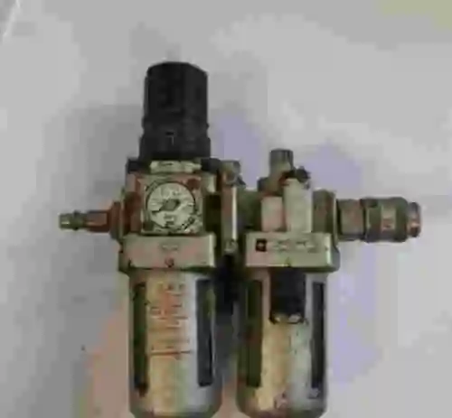 1. Regulador de filtro SMC AW30-F03E + lubricador SMC AL30-F03