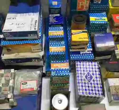 10. LOTE DE REPUESTOS ORIGINALES PARA AUTOMÓVILES