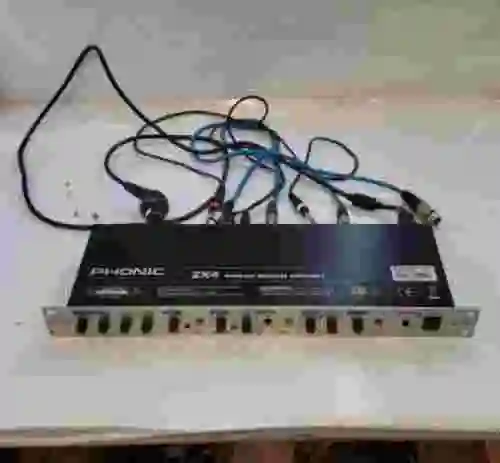 1. Mezclador de 4 zonas PHONIC