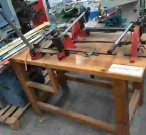 2. Banco de trabajo de madera con prensas manuales para trabajos de tipografia
