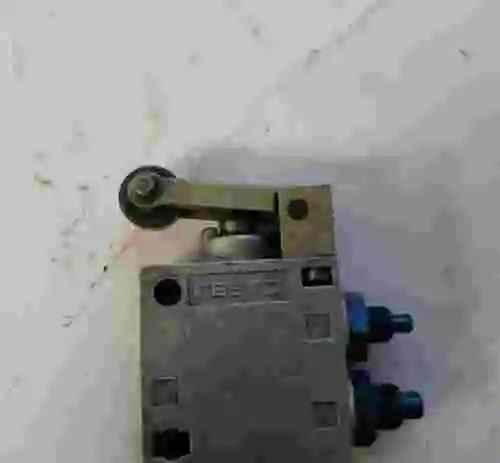2. Válvula de rodillo basculante FESTO 8985 R-3-1/4 B