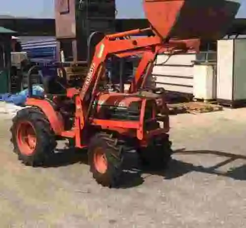 2. Tractor KUBOTA B2410 con pala KUBOTA LA302