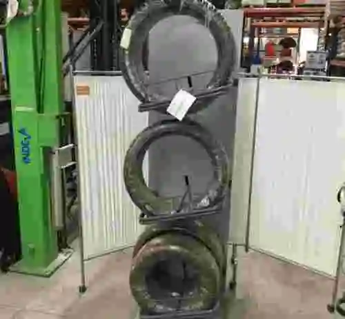 1. Expositor con 4 ruedas CONTINENTAL