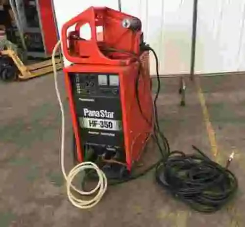 3. Equipo de soldadura con robot Pana Star HF-350 con control dé alimentación.
