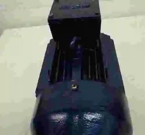 3. MOTOR ELÉCTRICO CON PATAS Y EJE DE 3 Kw 1420 rpm