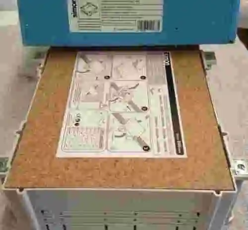 5. CUESTA PLASTICO CAJA SUELO REG. 3 MOD. SIMON 52052103-035 ( 3 UDS )