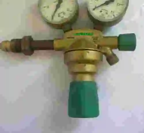1. Regulador de gas PRAXAIR DIN 2002-ME-ACETILENO