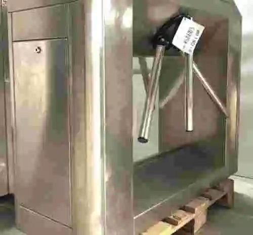 8. LOTE DE 2 PASARELAS CON BRAZOS REBATIBLES + BARANDAS DE ACERO INOX