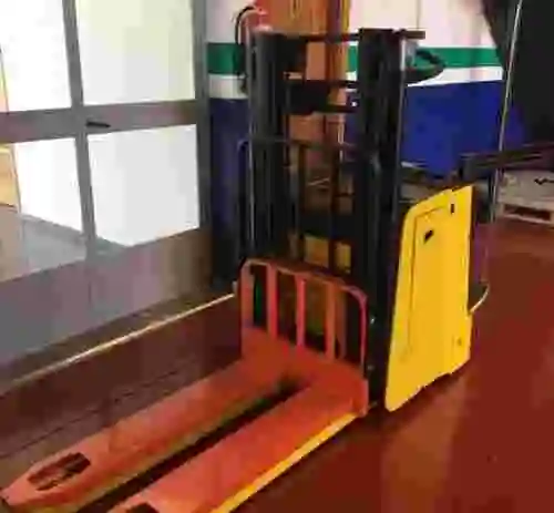 2. Apilador eléctrico con plataforma para operario Hyster