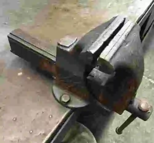 4. Mesa de trabajo de 3400x1100 madera forrada de chapa + 4 tornillo