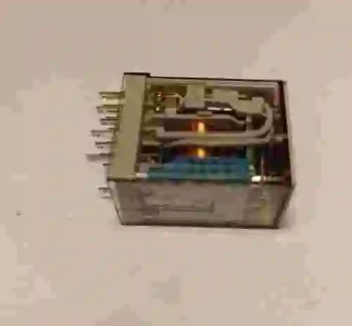 2. 10 x Relés FINDER 55.34.9.220.0040