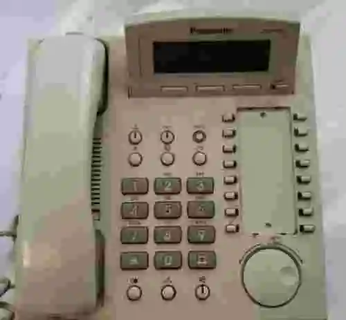2. Telefono con pantalla digital PANASONIC KX-T7533